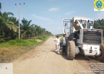 Dinas PU PR Tanjabtim Melalui Satker UPTD Kecamatan, Terus Lakukan Perbaikan Jalan Yang Rusak