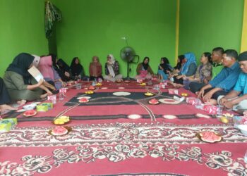 Duduk Di Tengah Masyarakat, Dilla Hich Terlihat Akrab Bersama…