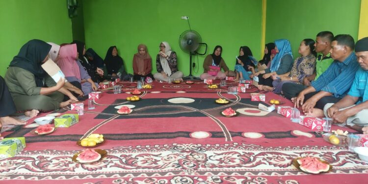 Duduk Di Tengah Masyarakat, Dilla Hich Terlihat Akrab Bersama…