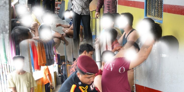 Cegah Gangguan Keamanan, Lapas Narkotika Kls II B Muara Sabak Gelar Razia Rutin Blok Hunian Warga Binaan