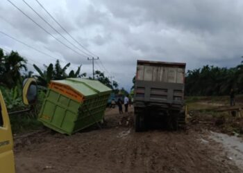 Status Jalan Provinsi di Rantau Rasau Rusak Parah Akibatkan Puluhan Kendaraan Roda Empat Antri Panjang