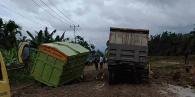 Status Jalan Provinsi di Rantau Rasau Rusak Parah Akibatkan Puluhan Kendaraan Roda Empat Antri Panjang