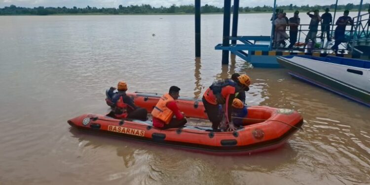 Kapal Pompong Terbakar di Perairan Berbak, Satu Penumpang Belum Ditemukan