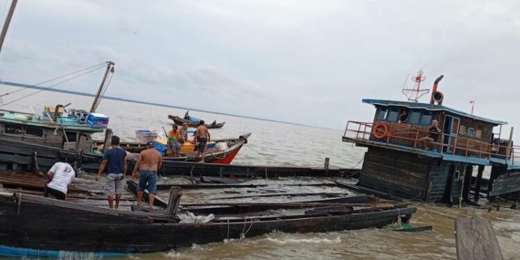 KM. Berkat Saudara I Bermuatan Kelapa Bulat Karam di Perairan Tanjab Timur
