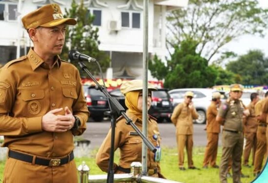 Wakil Bupati Tanjabtim Muslimin Tanja Pimpin Apel Pertama di Lapangan Kantor Bupati