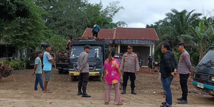 Kapolsek Rantau Rasau Tertibkan Parkir RAM Sawit SK 13