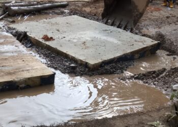 Cepat Tanggap, Dinas PUPR Tanjabtim Langsung Beri Rigid Beton Cetak Untuk Jalan Rusak Simpang Gelis