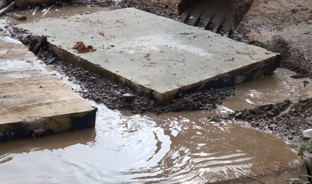 Cepat Tanggap, Dinas PUPR Tanjabtim Langsung Beri Rigid Beton Cetak Untuk Jalan Rusak Simpang Gelis