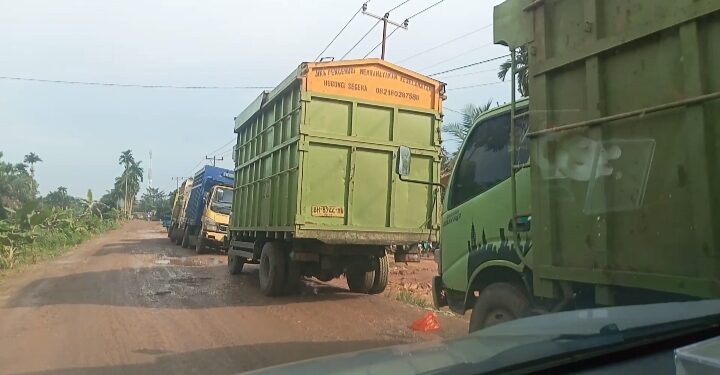 Parah!!! Parkir Truk Pengangkut Kelapa Sawit Mengganggu Pengguna Jalan