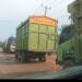 Parah!!! Parkir Truk Pengangkut Kelapa Sawit Mengganggu Pengguna Jalan