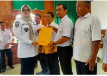 Bupati Tanjabtim Serahkan SPPT dan DHKP OBB Sektor Perdesaan dan Perkotaan