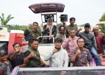 Dillah Bupati Tanjabtim Serahkan 11 Unit Alat Mesin Pertanian (Alkistan)