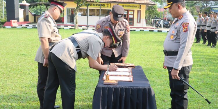 Kapolres Tanjab Timur Pimpin Upacara Serahterima Jabatan Kasat Pol Air Dan Kapolsek Kuala Jambi