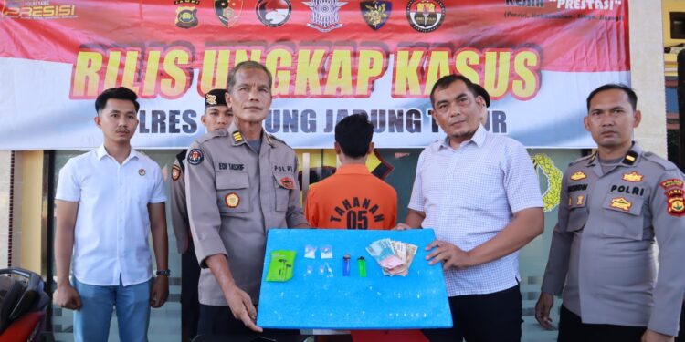 SATRESNARKOBA POLRES TANJAB TIMUR UNGKAP KASUS PEREDARAN NARKOTIKA DI DESA SUNGAI BERAS