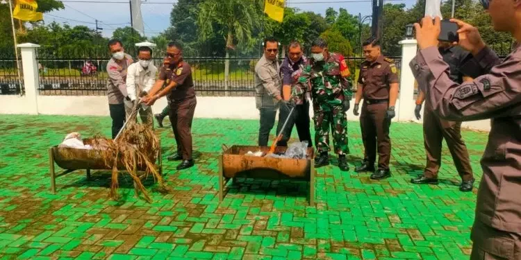 Kejari Tanjabtim Musnahkan Barang Bukti Dari 34 Perkara Masing-Masing Yaitu Terkait Kasus Narkotika Sebanyak 23 Perkara