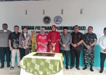 Bupati bersama Wakil Bupati Tanjab Timur meresmikan Dapur Satuan Pemenuhan Pelayanan Gizi (SPPG) Talang Babat