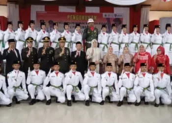 Bupati Tanjabtim Dillah Hikmah Sari Mengukuhkan 30 Anggota Paskibraka Peringatan HUT ke-80