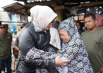 Bupati Tanjabtim, Dillah Hikmah Sari, Turun Langsung ke Lokasi. Ia Memastikan Kondisi Warga Terdampak Sekaligus Melihat Langsung Penyaluran Bantuan Korban Kebakaran