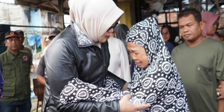 Bupati Tanjabtim, Dillah Hikmah Sari, Turun Langsung ke Lokasi. Ia Memastikan Kondisi Warga Terdampak Sekaligus Melihat Langsung Penyaluran Bantuan Korban Kebakaran