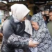 Bupati Tanjabtim, Dillah Hikmah Sari, Turun Langsung ke Lokasi. Ia Memastikan Kondisi Warga Terdampak Sekaligus Melihat Langsung Penyaluran Bantuan Korban Kebakaran