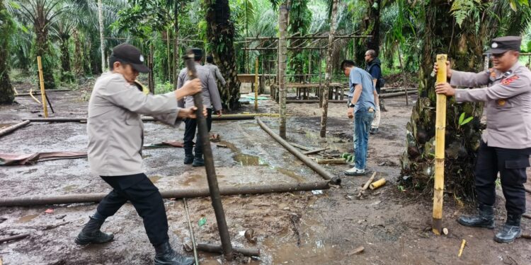 Polsek Muara Sabak Timur Tertibkan Lokasi Diduga Arena Judi Sabung Ayam di Parit 7