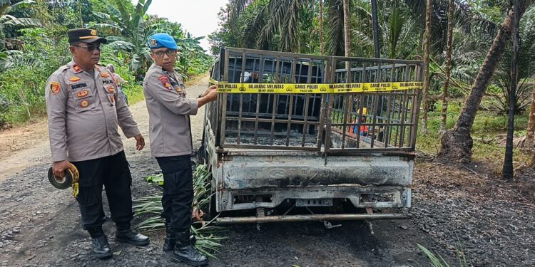 Diduga Angkut BBM, Mobil Terbakar, Kini di Police Line Kapolsek Rantau Rasau