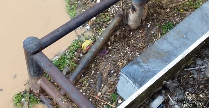 Tongkang Bermuatan Batu Bara Tabrak Dermaga Puding dan Jembatan Muara Sabak 