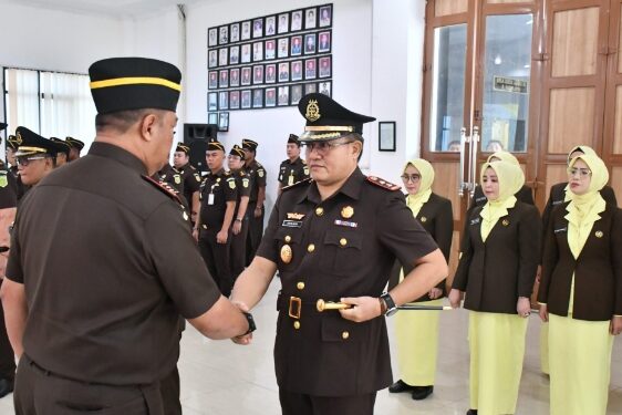 Kepala kejaksaan Tinggi Jambi, Sugeng Hariadi, S.H, M.H,  Melantik Pejabat Struktural Eselon III dan Kepala Kejaksaan Negeri Tanjabtim Anto Widi Nugroho, S.H, M.H,